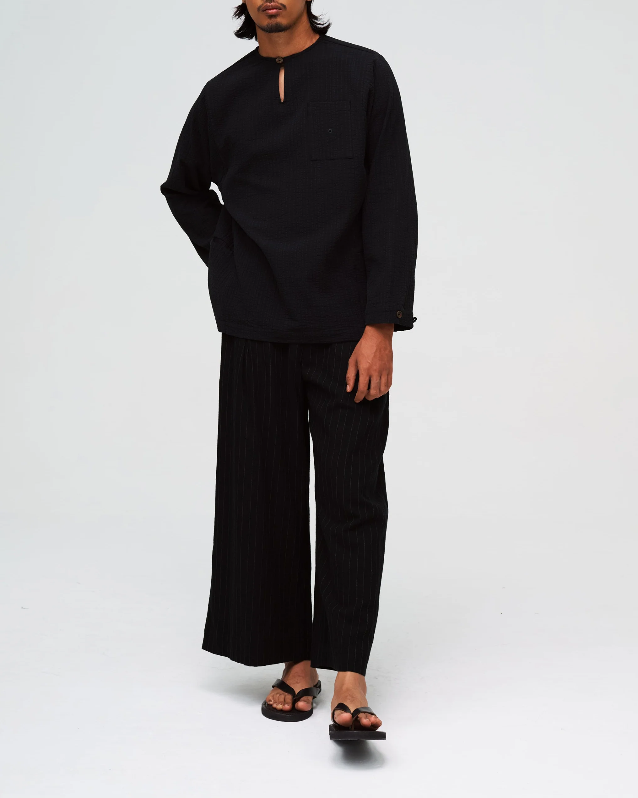 Men: Roti Canai Keyhole Top (Hitam) - Image 10