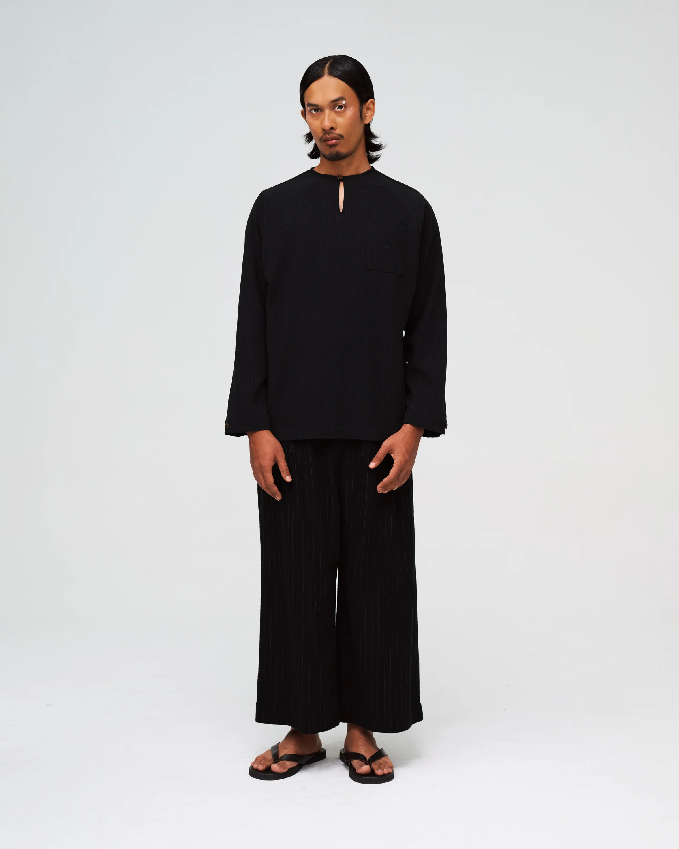 Men: Roti Canai Keyhole Top (Hitam) - Image 2