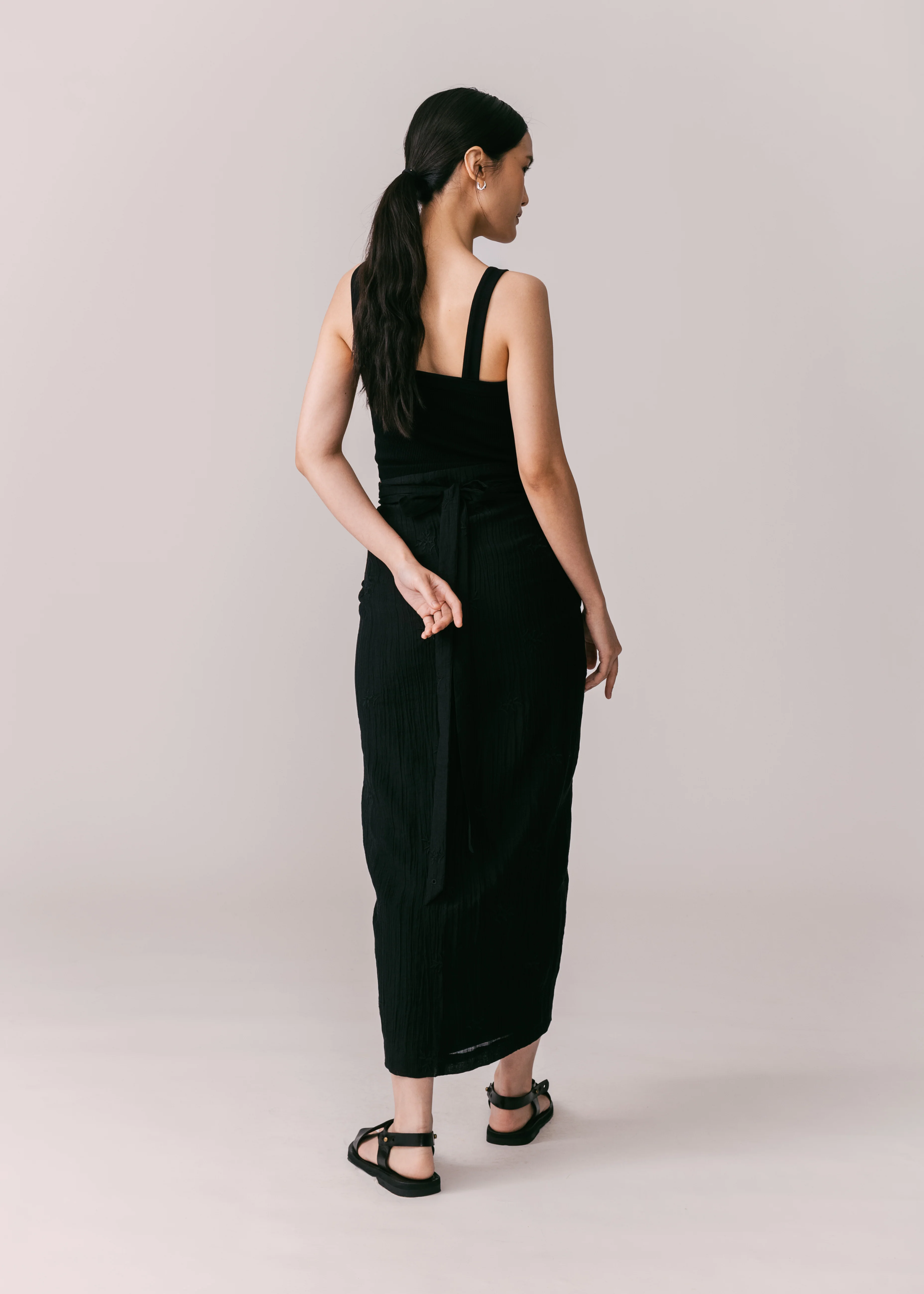 Women: Cambah Knot Sarung (Black) - Image 2
