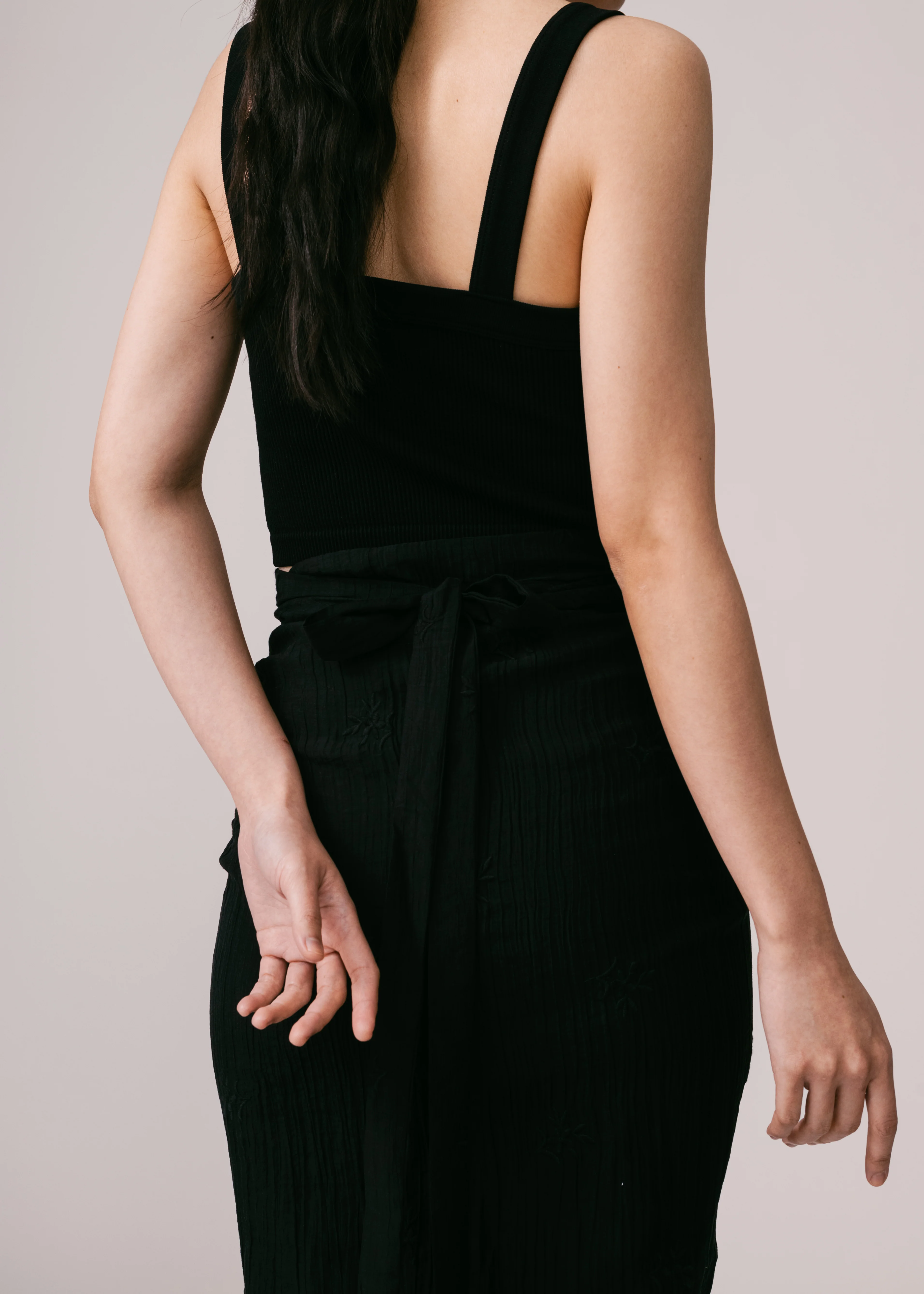 Women: Cambah Knot Sarung (Black) - Image 6