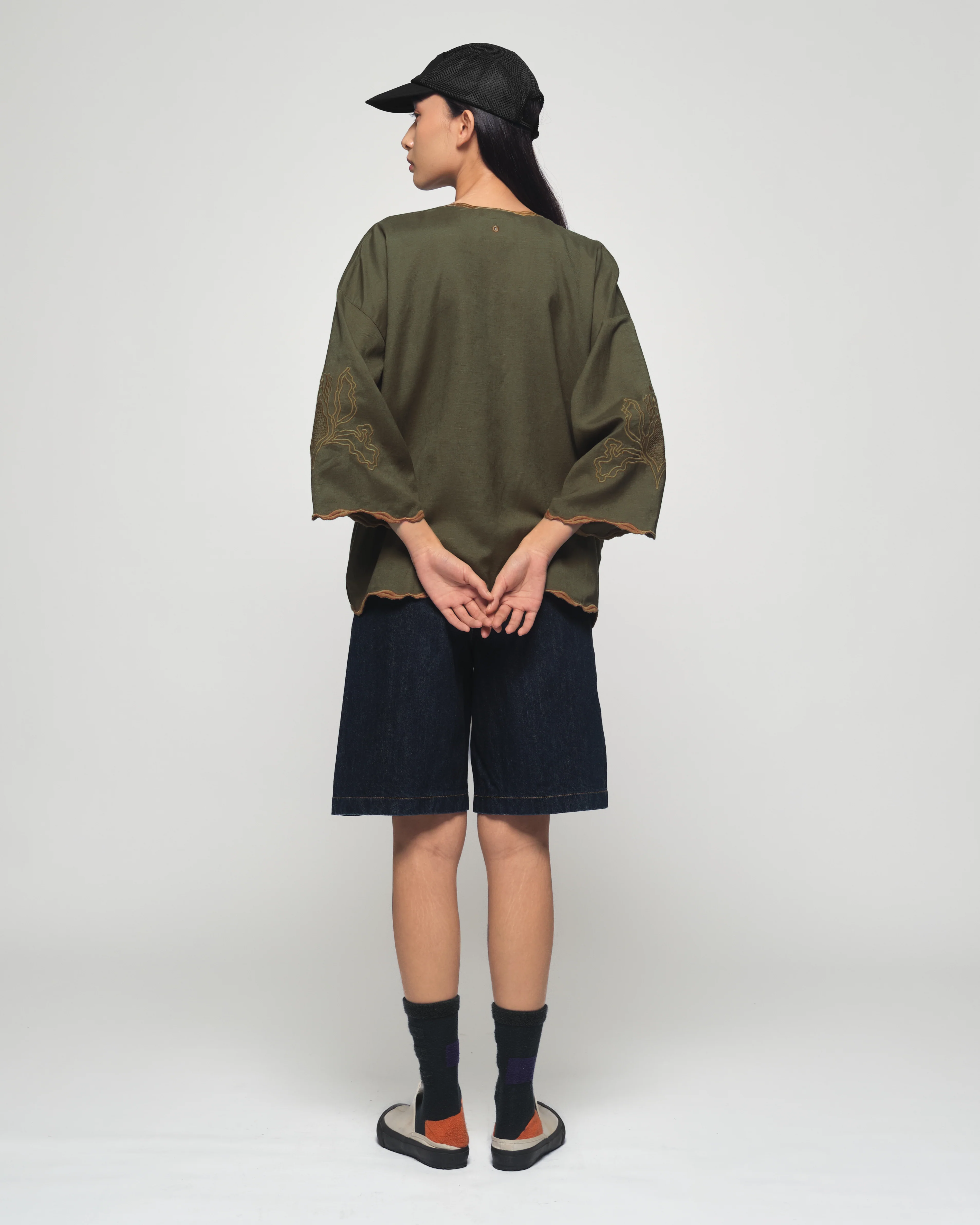 Women: Mekar Linen Loose Kebaya (Bark Olive) - Image 3