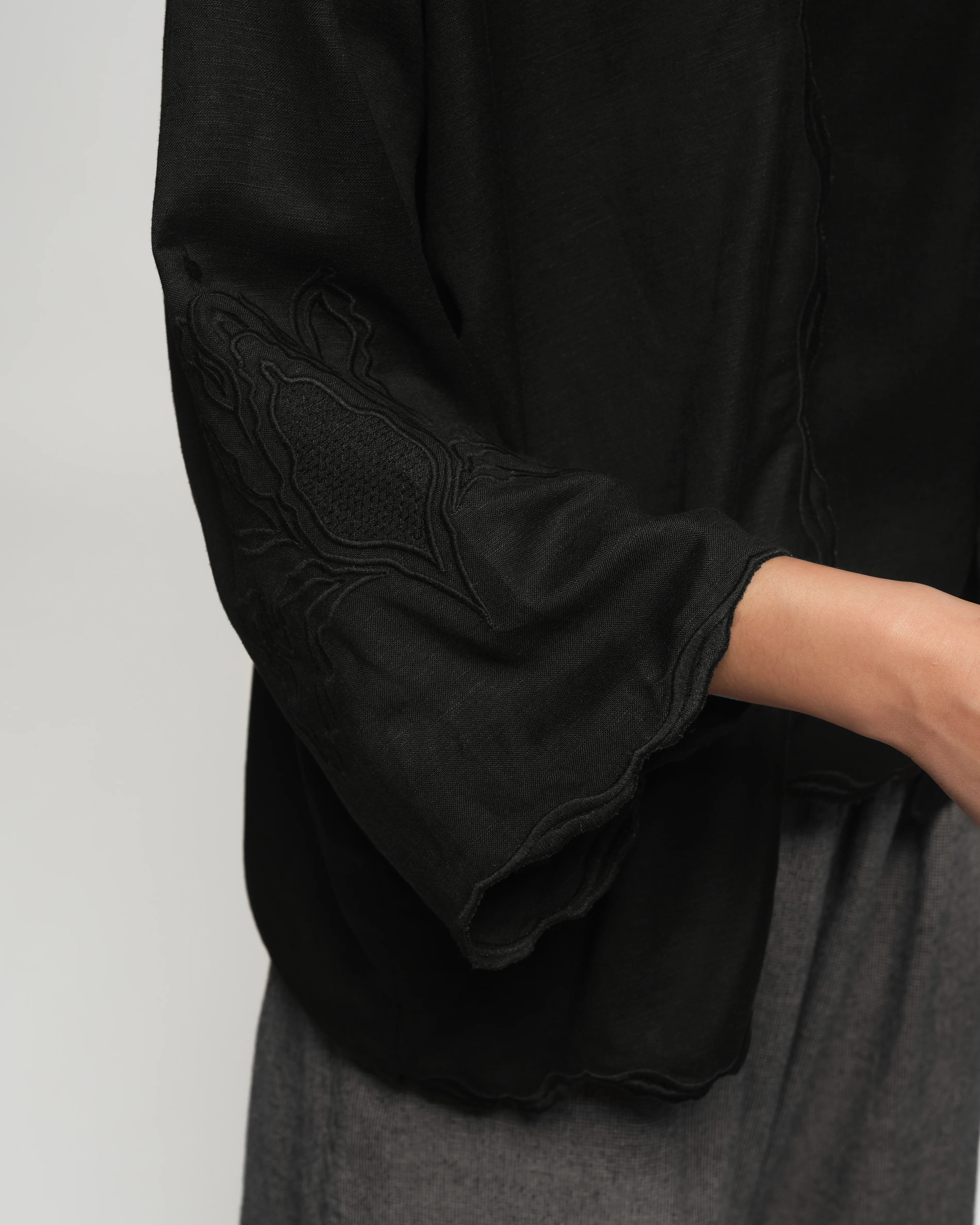 Women: Mekar Linen Loose Kebaya (Black) - Image 3