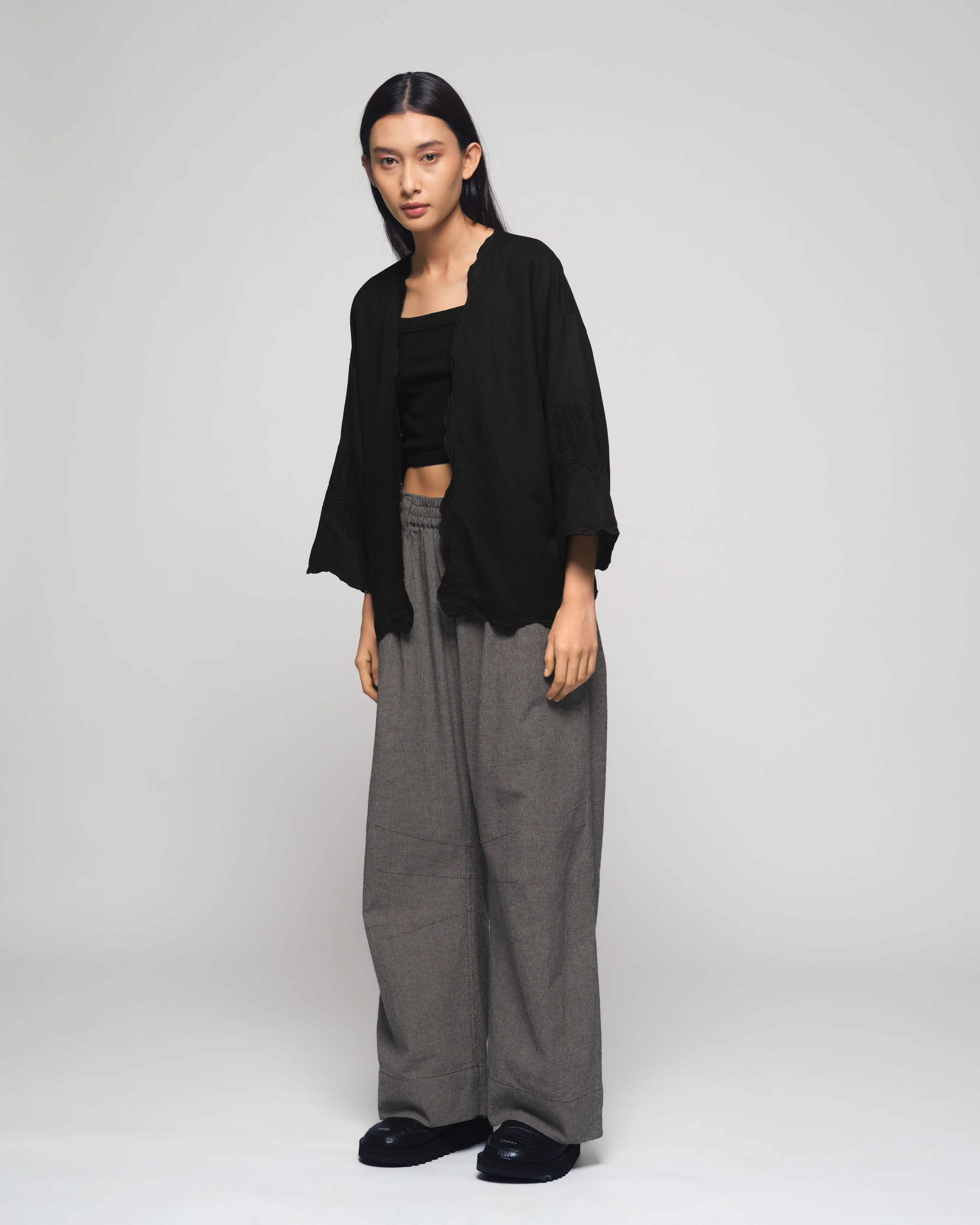 Women: Mekar Linen Loose Kebaya (Black) - Image 4
