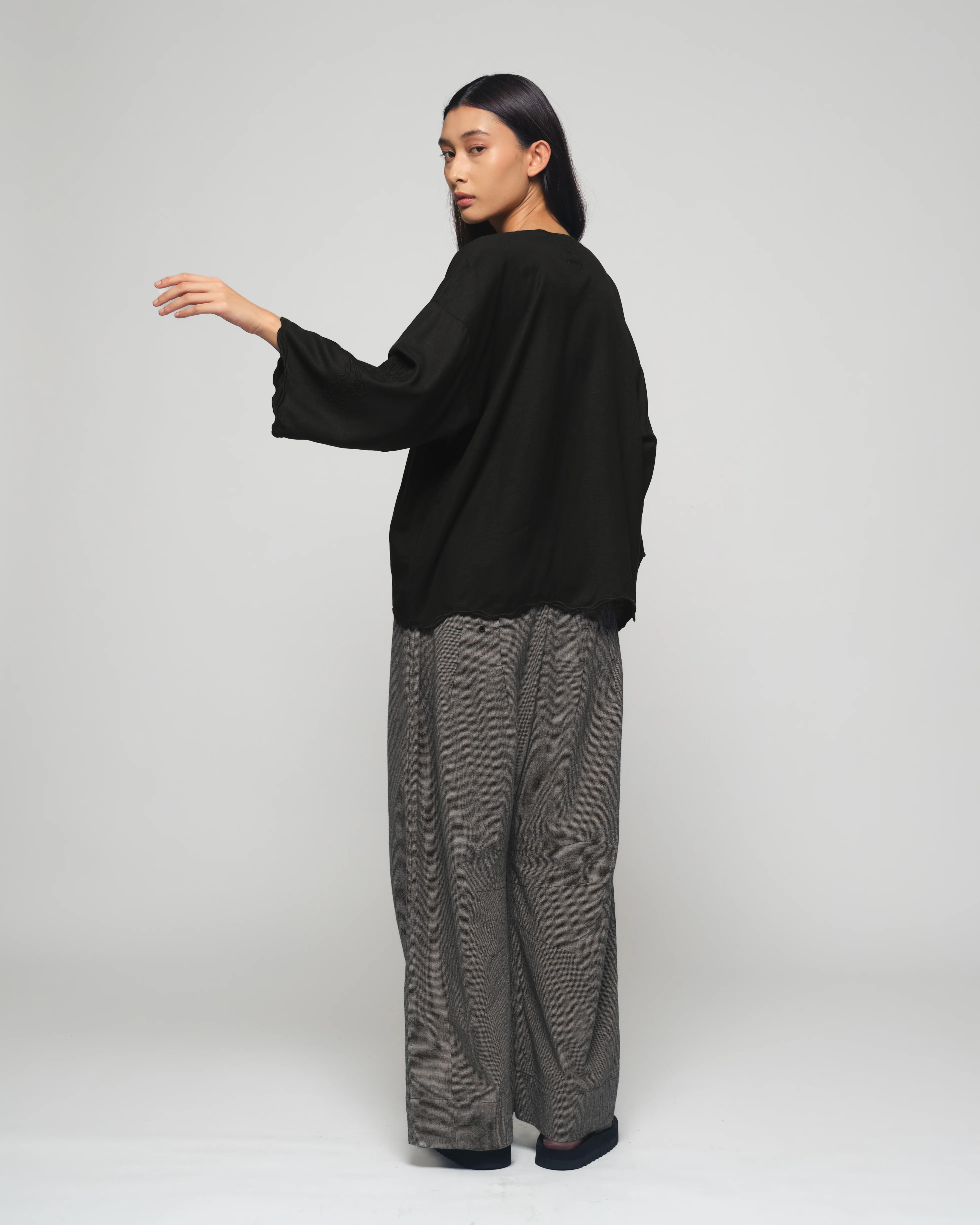 Women: Mekar Linen Loose Kebaya (Black) - Image 5