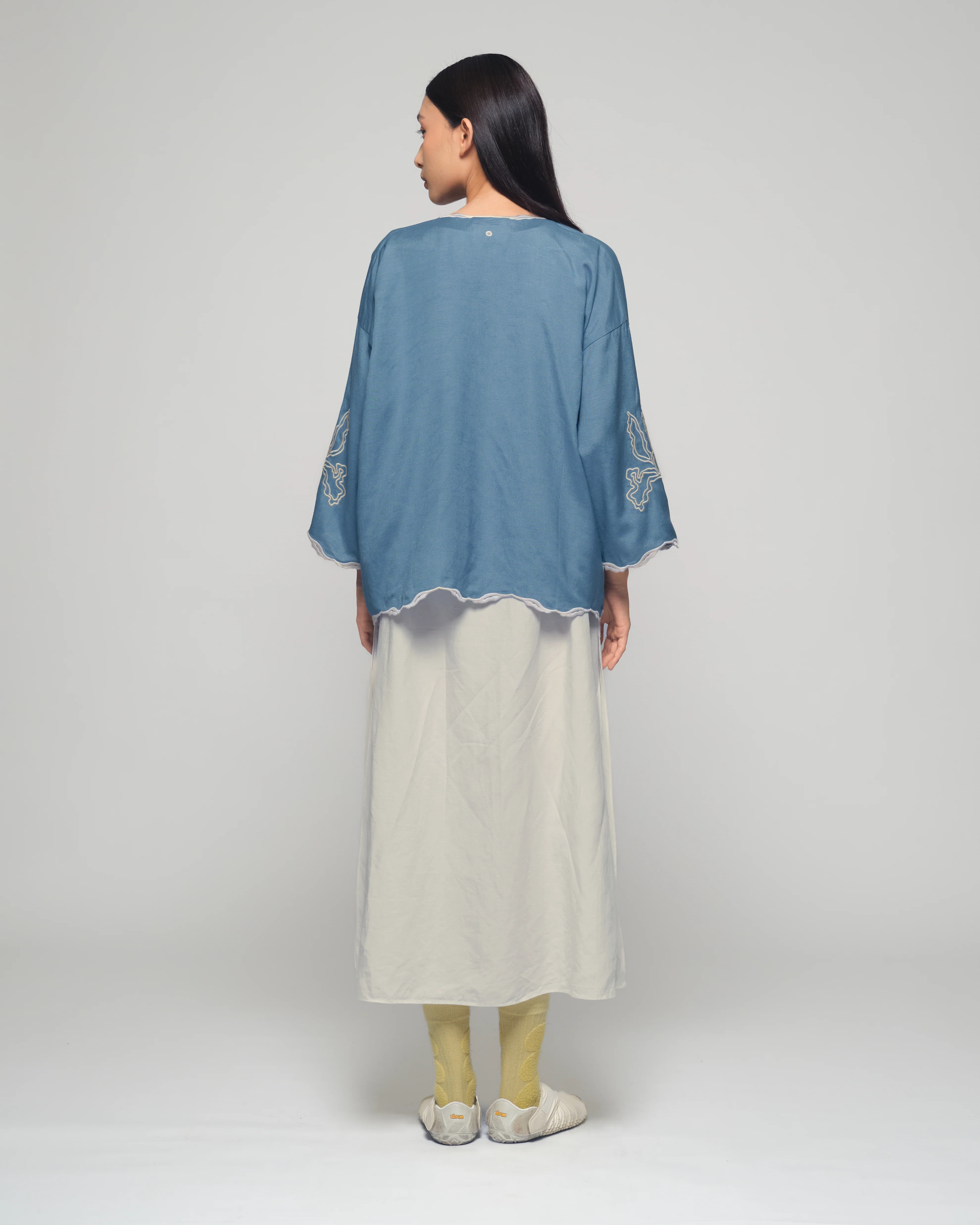 Women: Mekar Linen Loose Kebaya (Glacier Blue) - Image 6