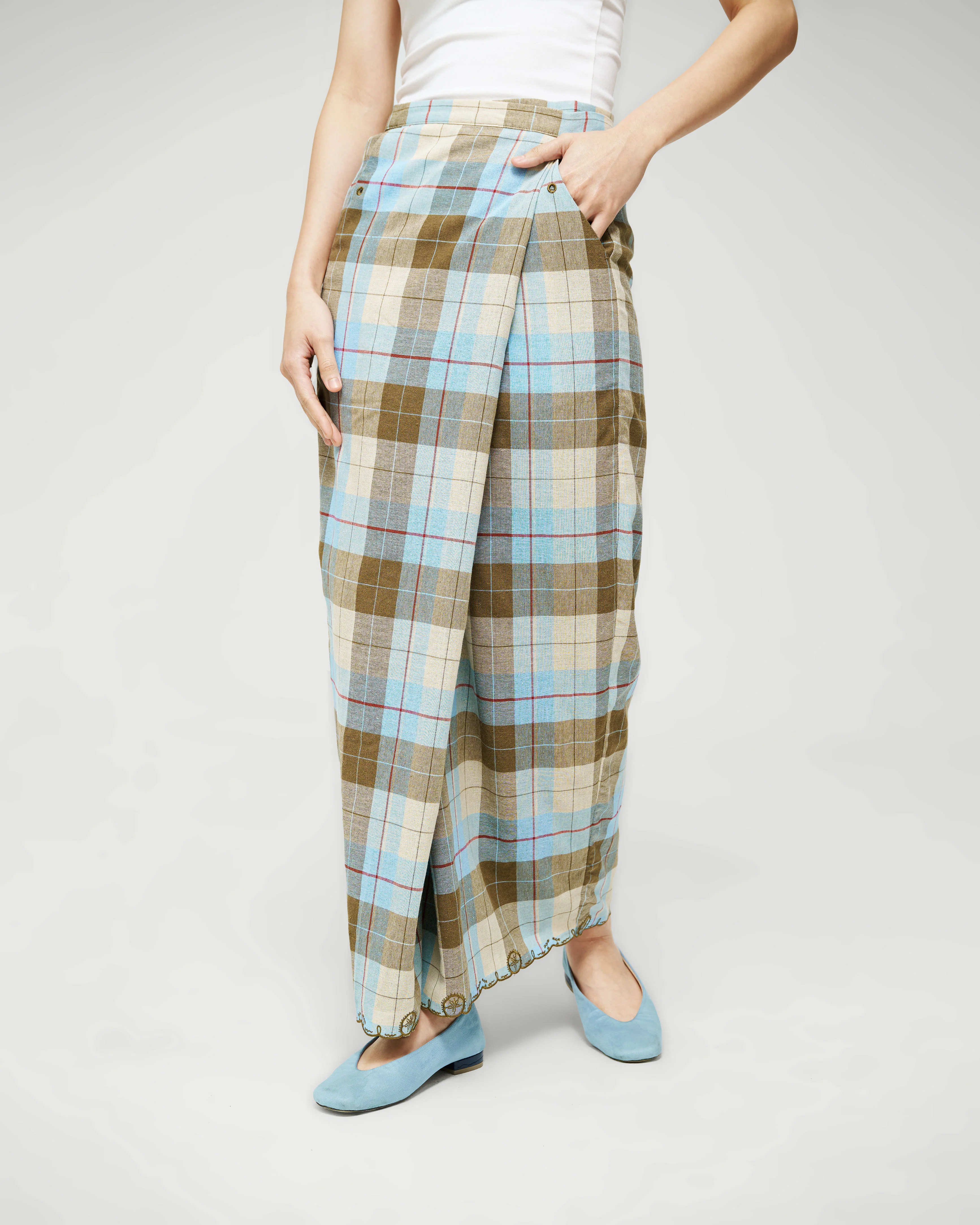 Women: Nasi Bungkus Wrapped Sarung (Nasi Kerabu)