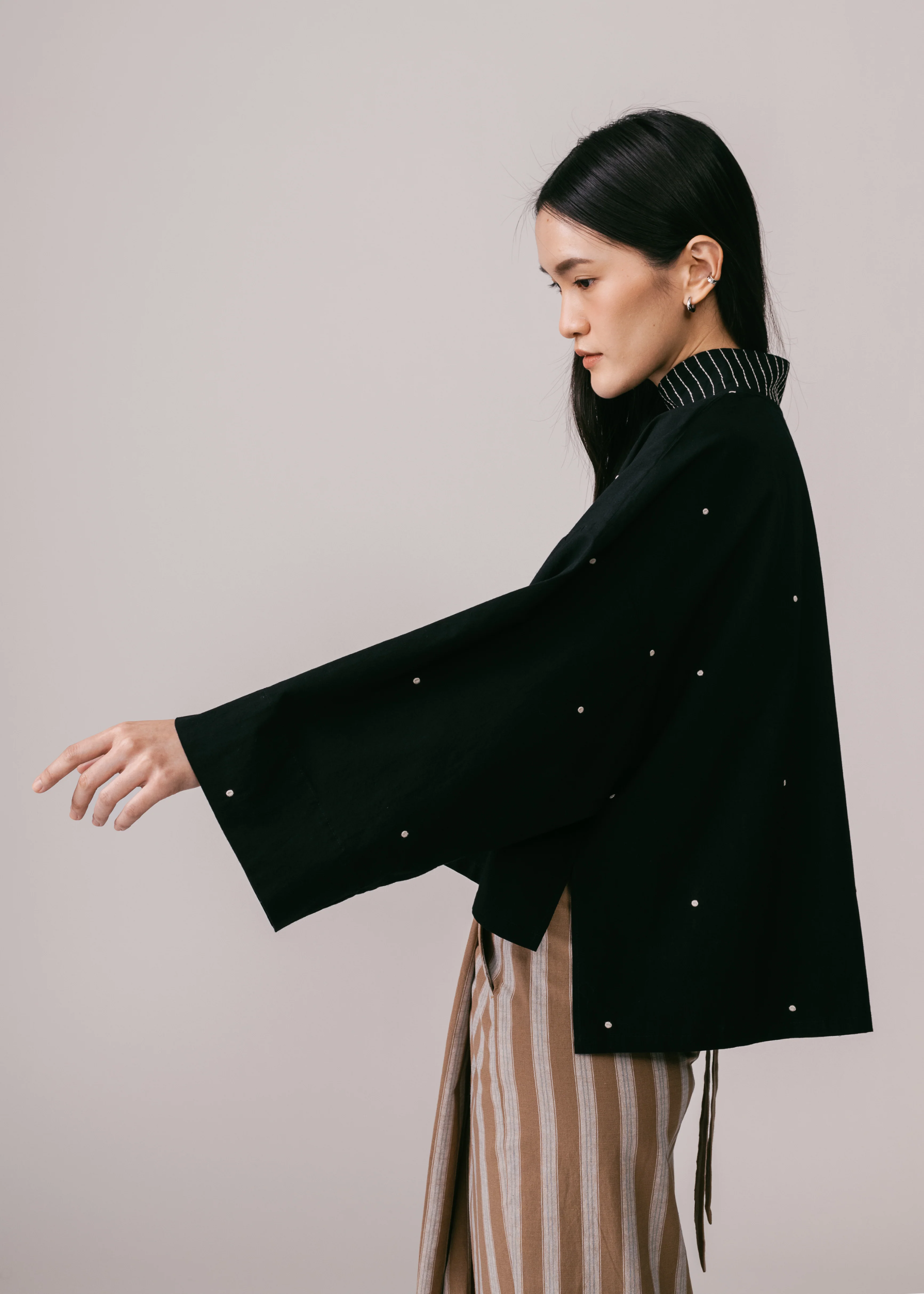 Women: Tunas Cropped Kedah Top (Black) - Image 5